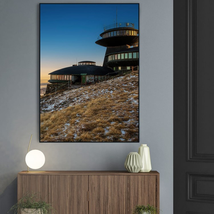 plakat karkonosze zmierzch na śnieżce nad komodą