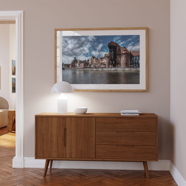 plakat gdańsk długie pobrzeże z białym obramowaniem nad komodą