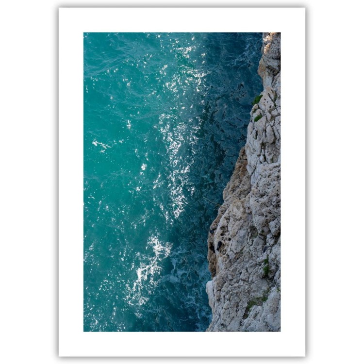 plakat polignano a mare na skraju błękitu z białym obramowaniem
