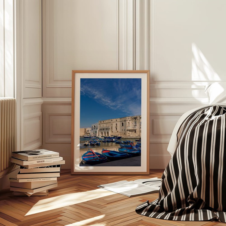plakat monopoli porto antico z białym obramowaniem w sypialni