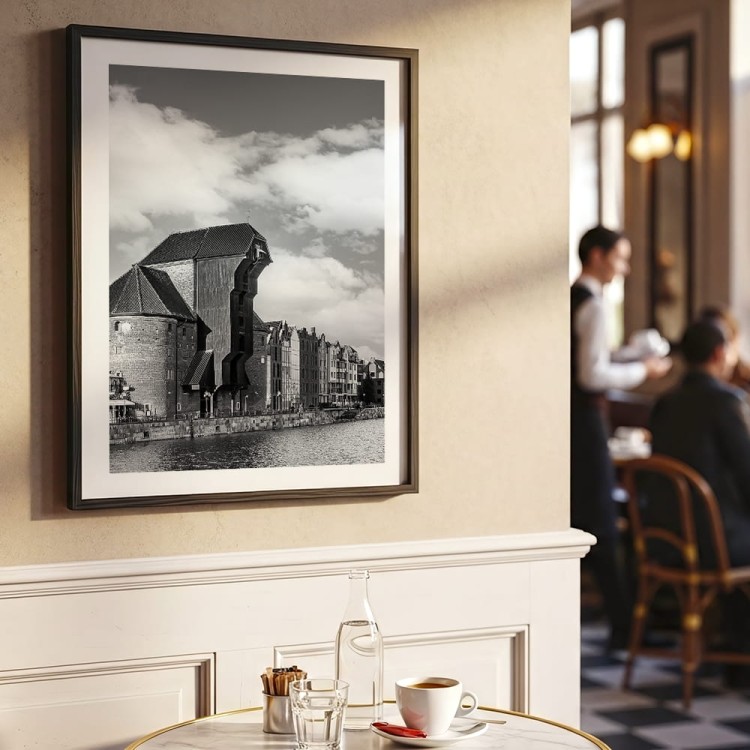 plakat gdańsk żuraw portowy w czerni i bieli z białym obramowaniem w restauracji