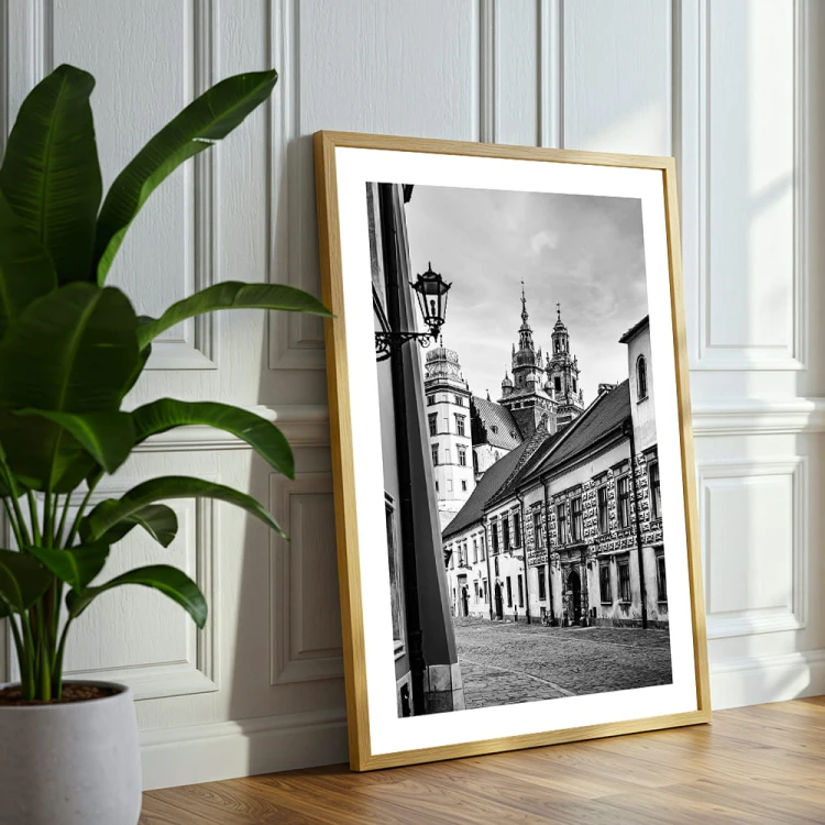 plakat kraków kanoniczna w czerni i bieli z białym obramowaniem w drewnianej ramie
