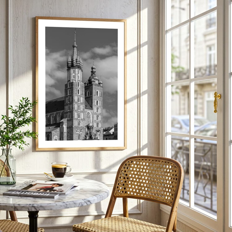 plakat kraków kościół mariacki w czerni i bieli z białym obramowaniem w kawiarni