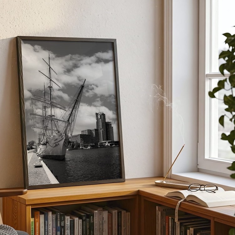 plakat gdynia dar pomorza w czerni i bieli w pokoju