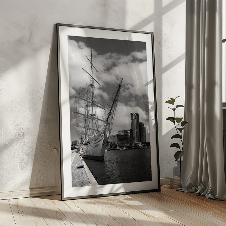 plakat gdynia dar pomorza w czerni i bieli z białym obramowaniem w czarnej ramie