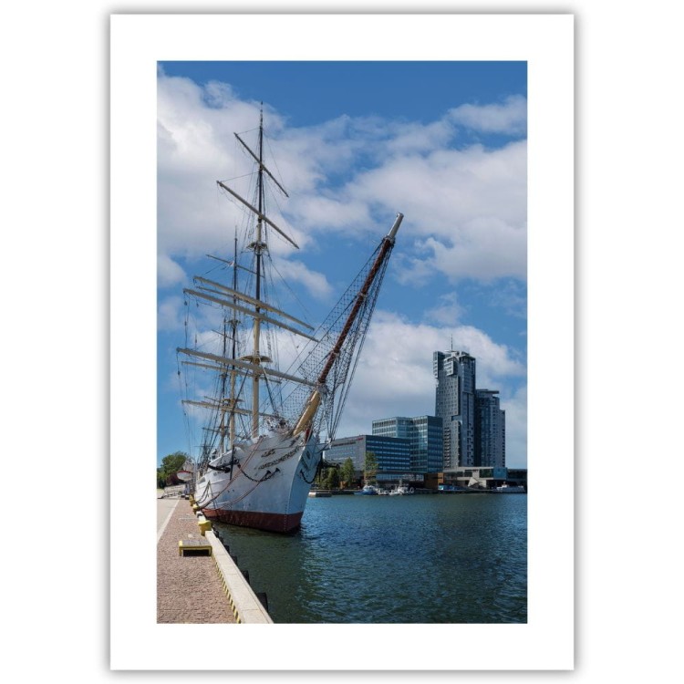 plakat gdynia dar pomorza w porcie z białym obramowaniem