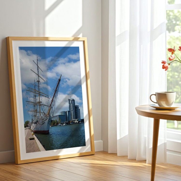 plakat gdynia dar pomorza w porcie z białym obramowaniem w pokoju