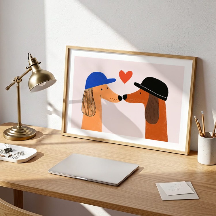 plakat zakochane pieski z białym obramowaniem na biurku