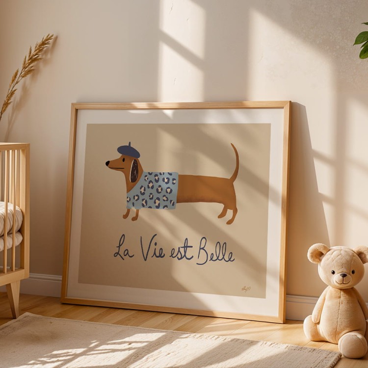 plakat jamnik w niebieskim berecie z białym obramowaniem w pokoju dziecięcym