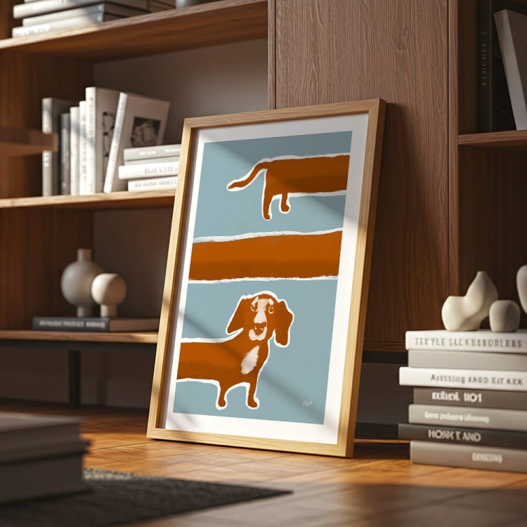 plakat długi pies z białym obramowaniem w salonie