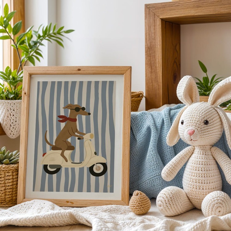 plakat pies na vespie z białym obramowaniem w pokoju dziecka