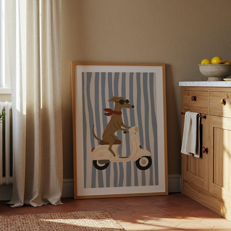 plakat pies na vespie z białym obramowaniem w kuchni