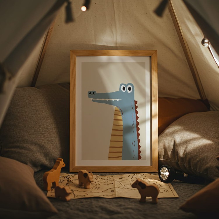 plakat pan krokodyl z białym obramowaniem w pokoju chłopca