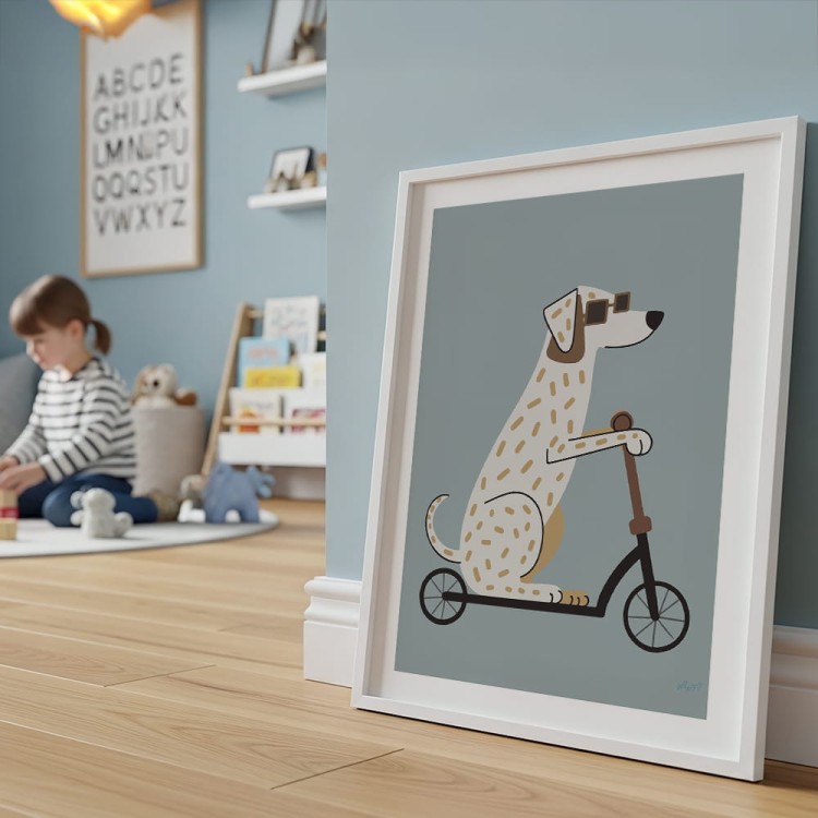 plakat luzem po mieście z białym obramowaniem w białej ramie