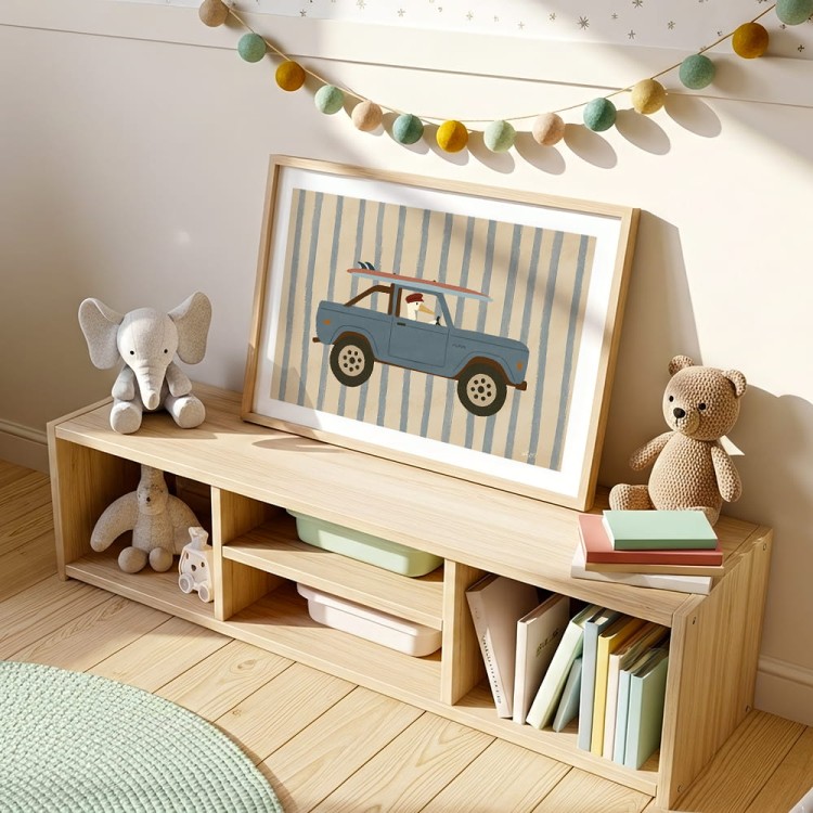 plakat pelikan surfer z białym obramowaniem w pokoju