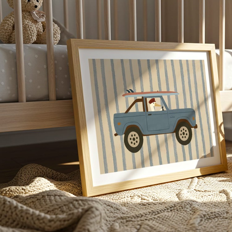 plakat pelikan surfer z białym obramowaniem w ramie drewnianej w pokoju dziecięcym