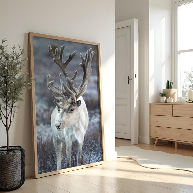plakat zimowy renifer w salonie w drewnianej ramie