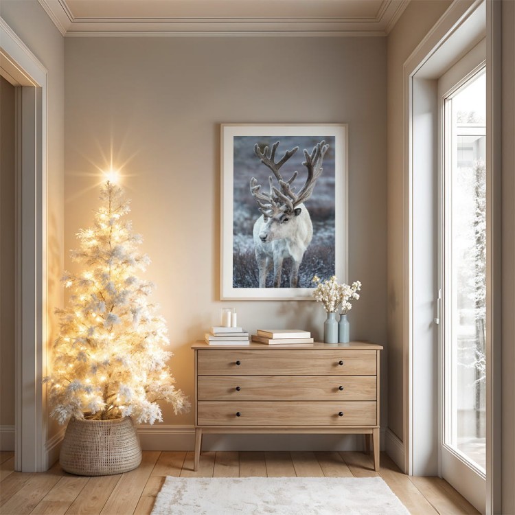 plakat zimowy renifer z białym obramowaniem w salonie