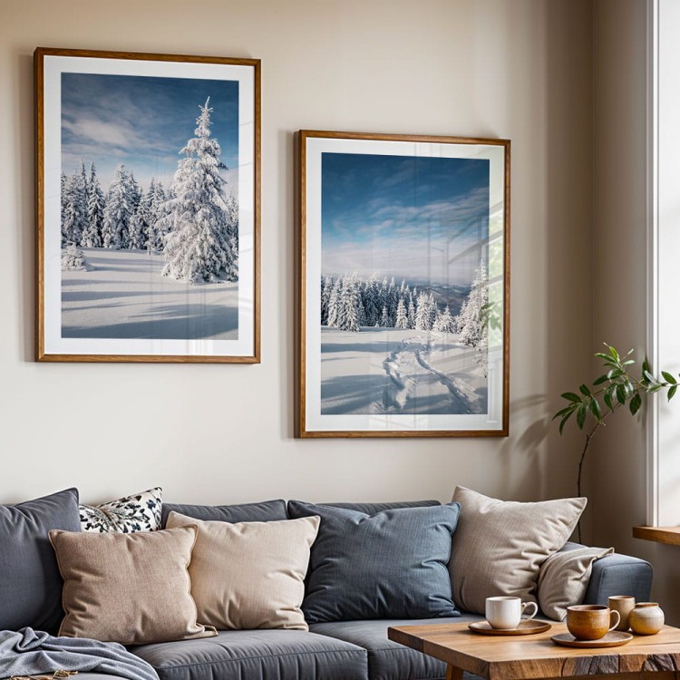 galeria plakatów zimowo z białym obramowaniem w salonie