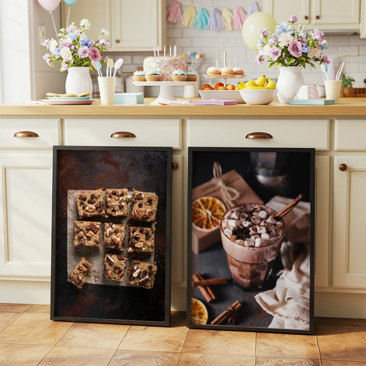 galeria plakatów słodka chwila w czarnych ramach w kuchni