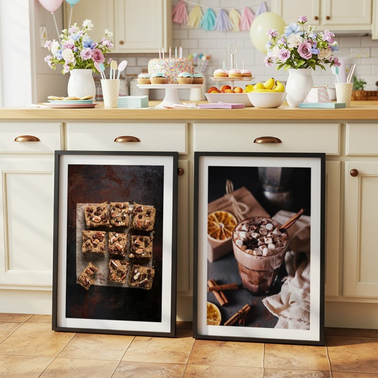 galeria plakatów słodka chwila z białym obramowaniem w czarnych ramach w kuchni