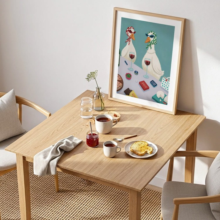 plakat gęsie pogaduszki z białym obramowaniem w jadalni