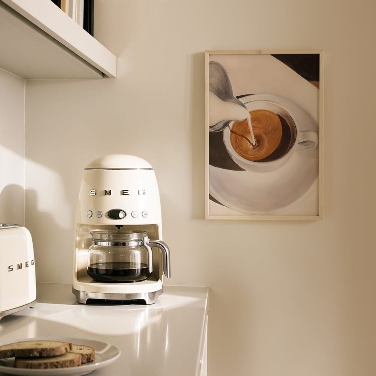 plakat moment latte w kuchni w jasnej ramie