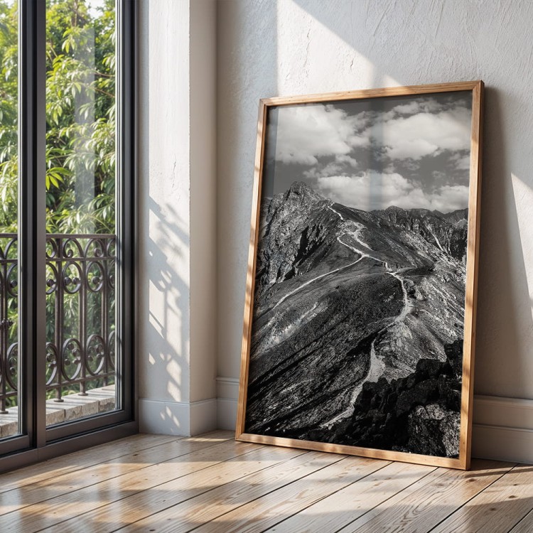 plakat tatry świnica w czerni i bieli w drewnianej ramie