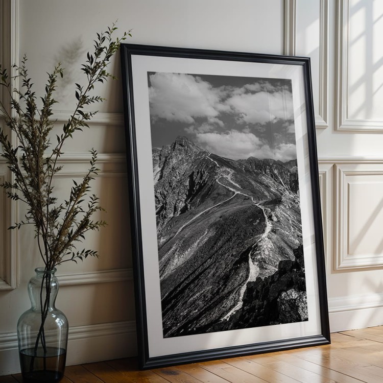 plakat tatry świnica w czerni i bieli z białym obramowaniem w czarnej ramie