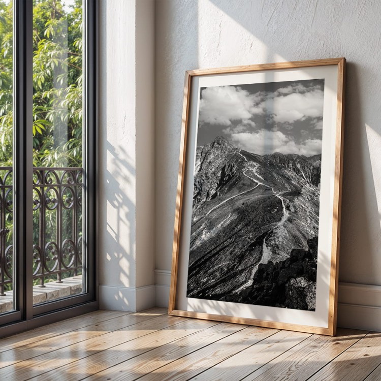 plakat tatry świnica w czerni i bieli z białym obramowaniem w drewnianej ramie