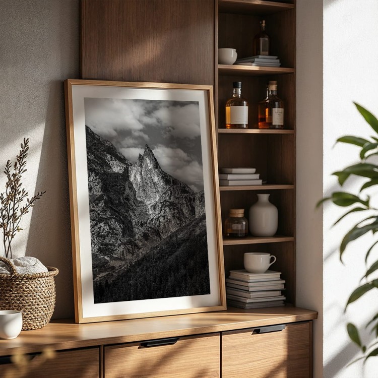 plakat tatry mnich w czerni i bieli z białym obramowaniem w pokoju