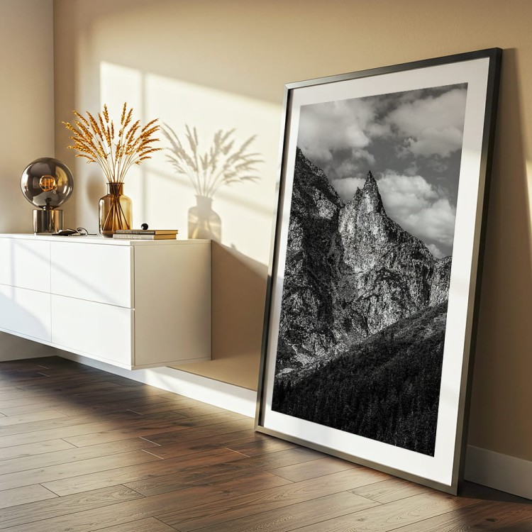 plakat tatry mnich w czerni i bieli z białym obramowaniem w salonie