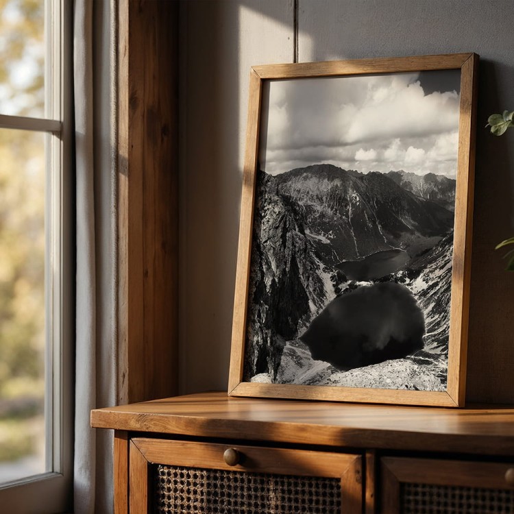 plakat tatry czarny staw w czerni i bieli na komodzie