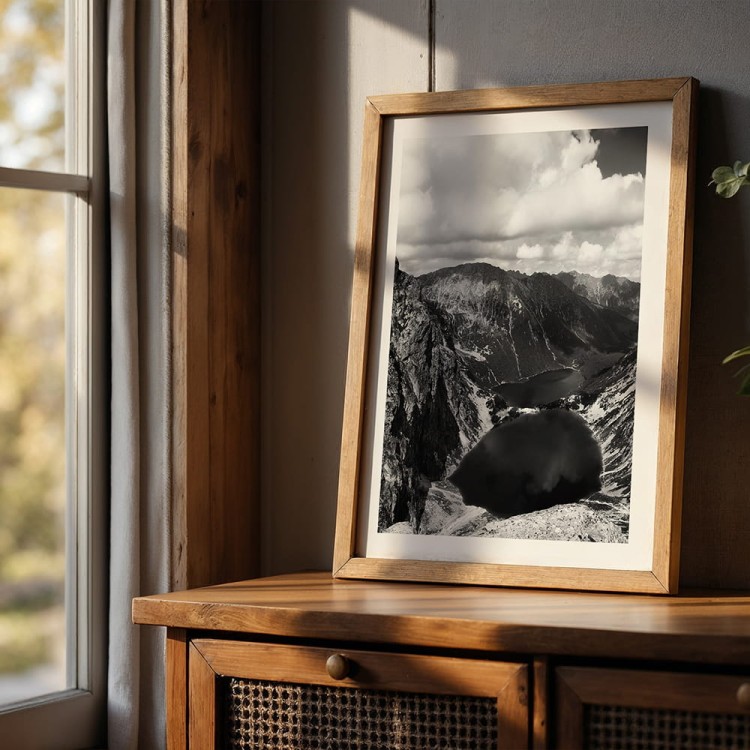 plakat czarny staw tatry 2 z białym obramowaniem