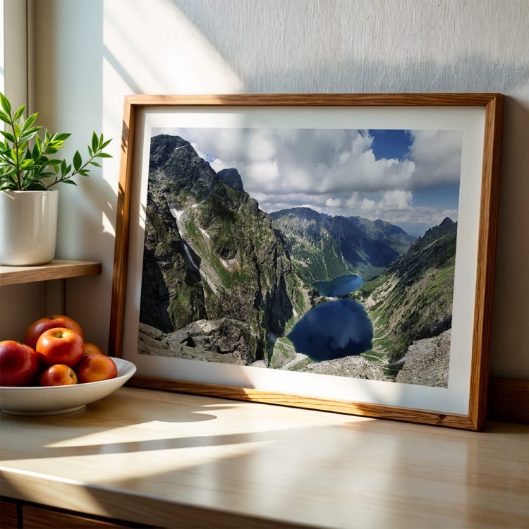 plakat tatry czarny staw z białym obramowaniem w kuchni