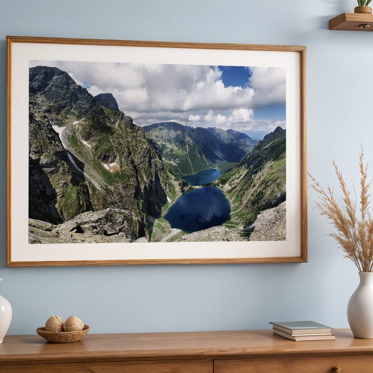 plakat tatry czarny staw z białym obramowaniem w salonie