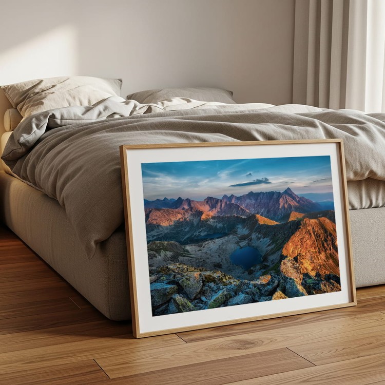 plakat tatry dolina pięciu stawów polskich z białym obramowaniem w sypialni