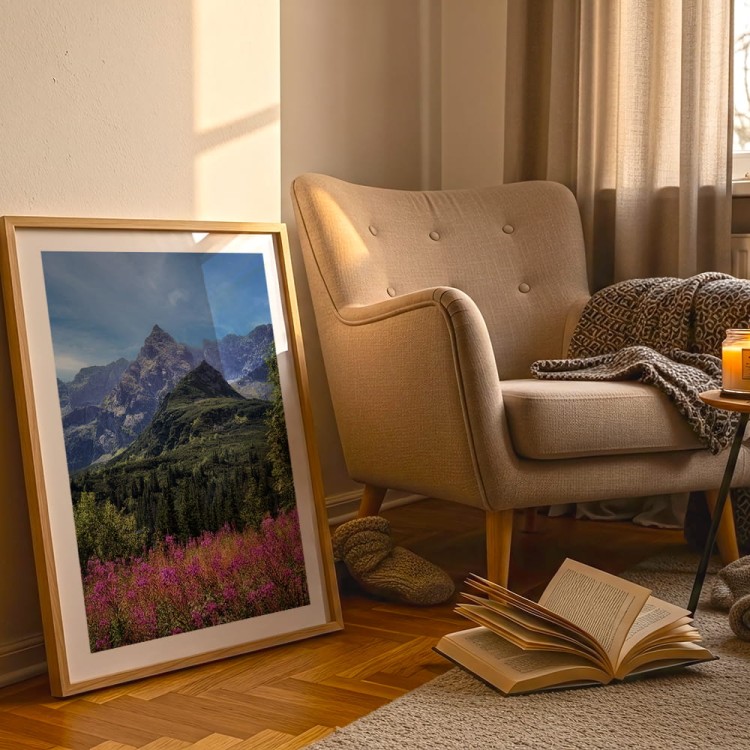 plakat tatry kościelec z białym obramowaniem w salonie