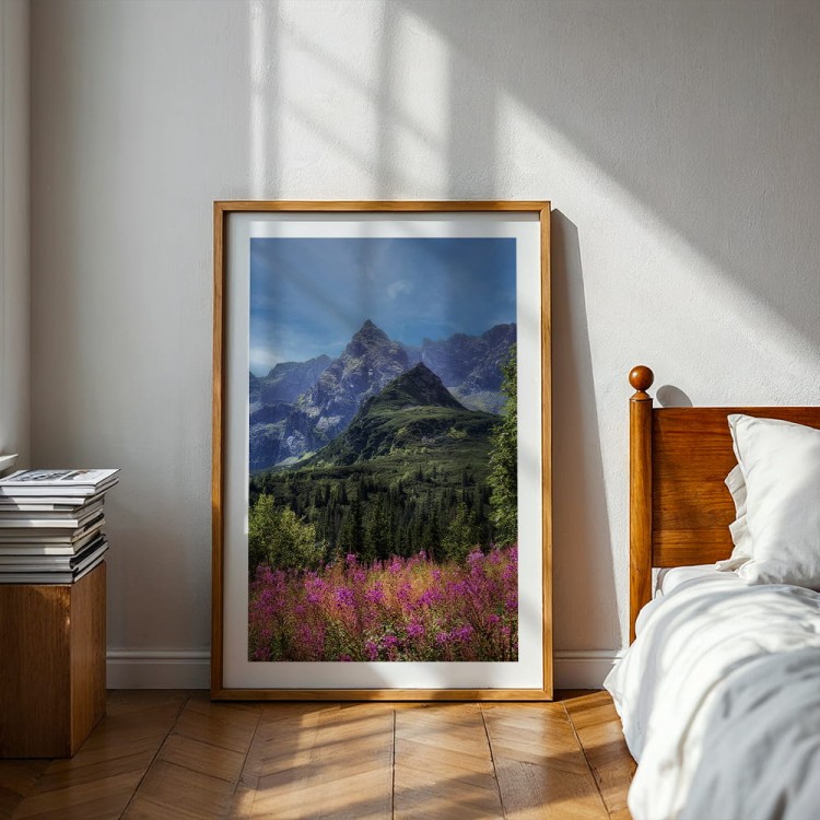 plakat tatry kościelec z białym obramowaniem w sypialni
