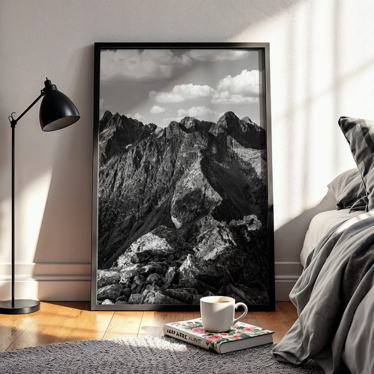 plakat tatry słowackie w czerni i bieli w sypialni