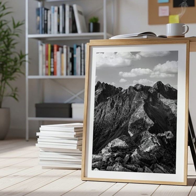 plakat tatry słowackie w czerni i bieli z białym obramowaniem w pokoju młodzieżowym