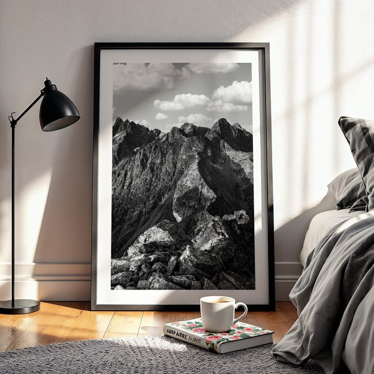 plakat tatry słowackie w czerni i bieli z białym obramowaniem w sypialni
