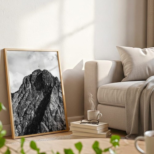 plakat tatry giewont w czerni i bieli w jasnej ramie w salonie