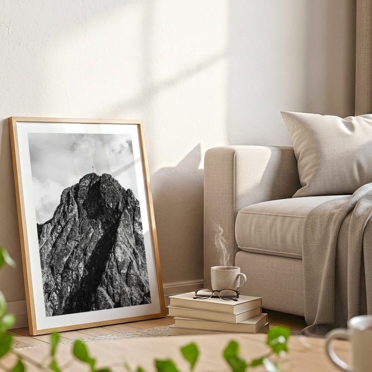 plakat tatry giewont w czerni i bieli z białym obramowaniem w jasnej ramie w salonie