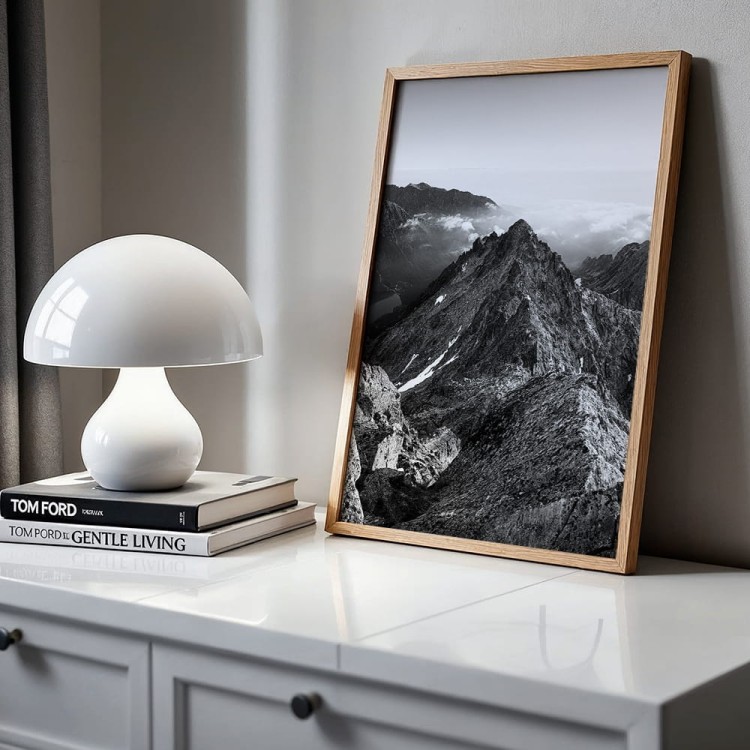plakat tatry widok z rysów w czerni i bieli w drewnianej ramie na komodzie