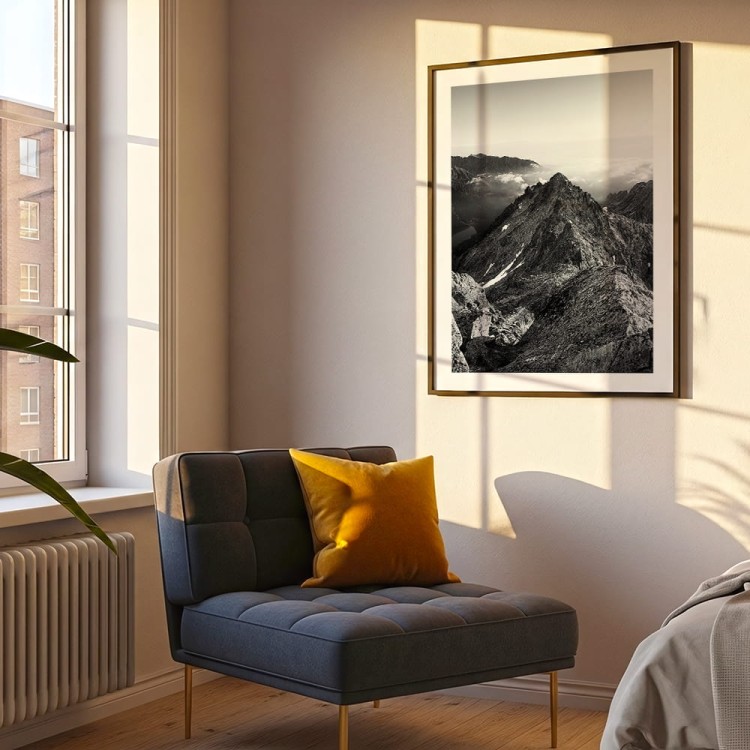 plakat tatry widok z rysów w czerni i bieli z białym obramowaniem w sypialni