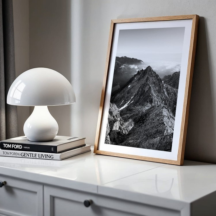 plakat tatry widok z rysów w czerni i bieli z białym obramowaniem w drewnianej ramie na komodzie