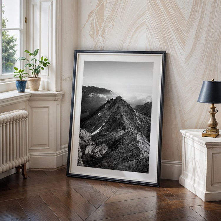plakat tatry widok z rysów w czerni i bieli z białym obramowaniem w salonie