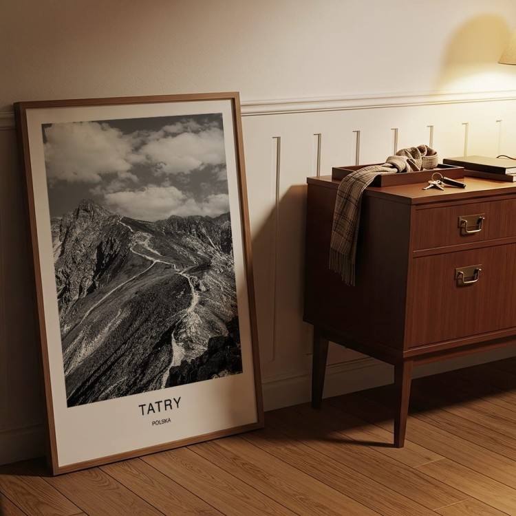 plakat tatry polska świnica i grań tatr wysokich w drewnianej ramie w przedpokoju