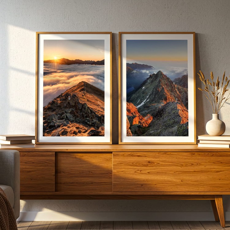 galeria plakatów tatry światło dnia z białym obramowaniem w drewnianych ramach na komodzie
